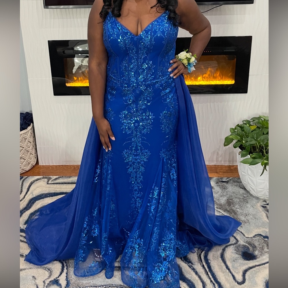 Blue maxi dress with detachable train and matching belt #promdress